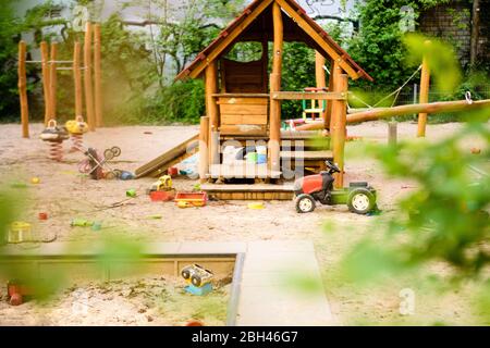 Berlin, Berlin, Deutschland. April 2020. Ein leerer Spielplatz mit Kinderspielzeug ist zu sehen, wenige Tage bevor die Spielplätze in Berlin ab dem 30. April sukzessive wieder eröffnet werden sollen, haben sich die Bürgermeister aller zwölf Berliner Bezirke geeinigt. Wie viele andere öffentliche Plätze waren die Spielplätze wegen der Entfernung und der Hygienevorschriften geschlossen, um die Corona-Pandemie einzudämmen. Quelle: Jan Scheunert/ZUMA Wire/Alamy Live News Stockfoto