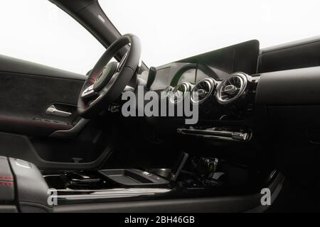 Schwarzes Interieur an der Vorderseite eines Sportwagens Stockfoto