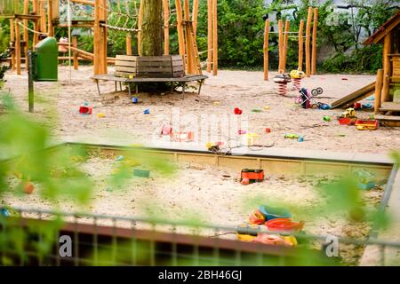 23. April 2020: Ein leerer Spielplatz mit Kinderspielzeug ist zu sehen, wenige Tage bevor die Spielplätze in Berlin ab dem 30. April sukzessive wieder eröffnet werden sollen, haben sich die Bürgermeister aller zwölf Berliner Bezirke geeinigt. Wie viele andere öffentliche Plätze waren die Spielplätze wegen der Entfernung und der Hygienevorschriften geschlossen, um die Corona-Pandemie einzudämmen. Quelle: Jan Scheunert/ZUMA Wire/Alamy Live News Stockfoto