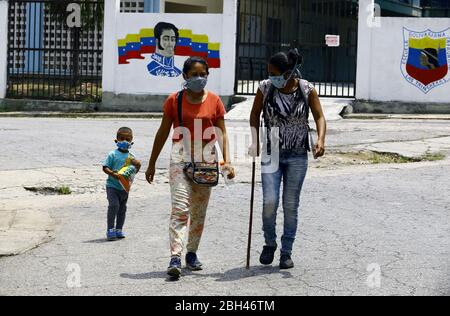 Naguanagua, Carabobo, Venezuela. April 2020. 23. April 2020. Eine Familie kehrt nach Besorgungen zurück, während der Quarantäne der Coronavirus-Pandemie, in der ländlichen Gegend von Las Trincheras, in Naguanagua, im Bundesstaat Carabobo in Venezuela. Foto: Juan Carlos Hernandez Quelle: Juan Carlos Hernandez/ZUMA Wire/Alamy Live News Stockfoto