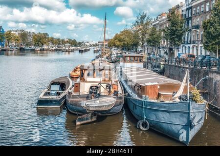 Das holländische Boot im Kanal ist neben einem Gewässer angedockt Stockfoto