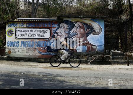 Naguanagua, Carabobo, Venezuela. April 2020. 23. April 2020. Ein Mann fährt mit dem Fahrrad, weil während der Quarantäne der Coronavirus-Pandemie in der ländlichen Gegend von Las Trincheras, in Naguanagua, im Bundesstaat Carabobo, Benzin knapp wurde. Foto: Juan Carlos Hernandez Quelle: Juan Carlos Hernandez/ZUMA Wire/Alamy Live News Stockfoto