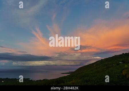 Sonnenaufgang Wolkenfarbe und Mondaufgang über Kealkakekua Bay, Hawaii Island. Stockfoto