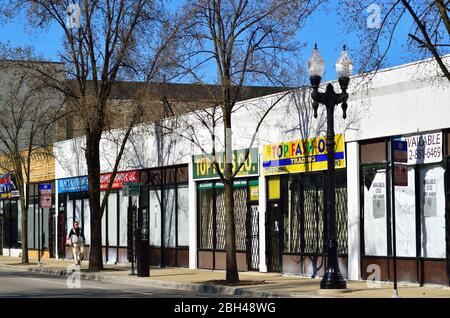 Chicago, Illinois, USA. Nur ein einsamer Mann, der auf dem Bürgersteig entlang läuft, bewohnt eine fast menschenleere Straße in der Lake View-Nachbarschaft der Stadt. Stockfoto