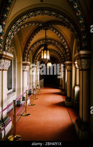 SCHWANGAU, DEUTSCHLAND - 10. MÄRZ 2018: Das Innere des Schlosses Neuschwanstau in Schwangau, Deutschland. Säulen, geschnitzte Decken und roter Teppich im Stockfoto