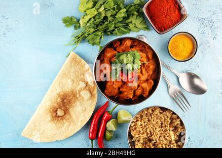 Huhn Tikka masala würziges Curry-Fleisch-Essen im Topf mit Reis und naanischem Brot. Indische Küche mit Huhn und Curry Stockfoto