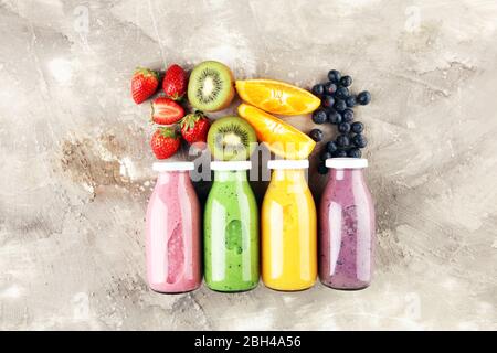 Smoothie-Variation. Gesundes Lifestyle-Konzept. Mehrere Flaschen mit Obst- und Beerensaft Smoothies und Milchshakes Stockfoto