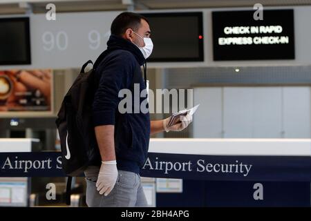 Bukarest, Rumänien. April 2020. Ein Saisonarbeiter aus Rumänien in das Vereinigte Königreich für landwirtschaftliche Ernte bereitet sich auf den Check-in für seinen Abflug während der COVID-19-Pandemie am 23. April 2020 auf dem internationalen Flughafen Henri Coanda in der Nähe von Bukarest, Rumänien, vor. Rumänien hat in den letzten 24 Stunden 386 neue COVID-19-Fälle gemeldet, was die Gesamtzahl der bestätigten Fälle auf 10,096 bringt, sagten die lokalen Behörden am Donnerstag. Kredit: Cristian Cristel/Xinhua/Alamy Live News Stockfoto