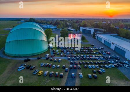 Drive-in Kino am Flughafen Essen/MŸlheim 'Motor Movies', temporäre Filmvorführung, im Luftschiffhangar der WDL, Veranstaltung in Übereinstimmung mit Kontaktrestric Stockfoto