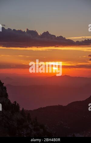 Die Sonne geht an einem Juliabend westlich der Santa Catalina Berge unter, wie sie vom Mount Lemmon, Coronado National Forest, Sonoran Desert, Sommer gesehen wird Stockfoto