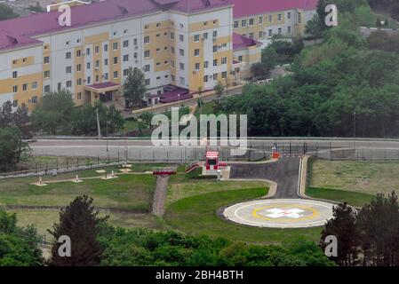 Leerer Hubschrauberlandeplatz im Krankenhaus. Komfort für die Bürger Stockfoto