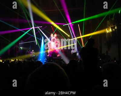 Farbenfrohe Laserlicht-Show und großes aufblasbares Känguru sind Teil der Performance der australischen Pink Floyd Coverband Show in Los Angeles, CA Stockfoto