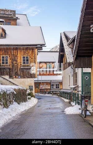 6. Feb 2020 - Hallstatt, Österreich: Dorfstraße am Hallstätter See zwischen Holzhäusern in Österreich Stockfoto