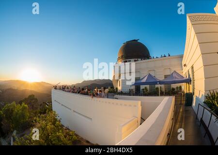 Los Angeles, Kalifornien, USA. September 2018. Menschen beobachten den Sonnenuntergang von der Spitze des Griffith Observatoriums. Klarer Himmel, weißes Gebäude und Kuppel Stockfoto