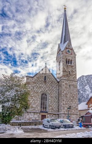 6. Feb 2020 - Hallstatt, Österreich: Verschneite evangelische Kirche in Hallstatt Stockfoto