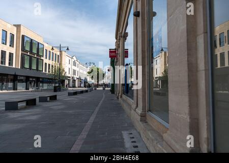 Das folgende Foto wurde während der Coronavirus-Pandemie aufgenommen. Die High Street bleibt vorerst ruhig. Stockfoto