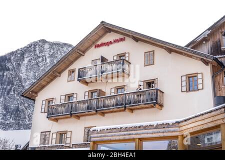 6. Feb 2020 - Hallstatt, Österreich: Verschneite Hotelterrasse mit Blick auf den See in Hallstatt Stockfoto