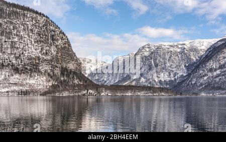 Verschneite Berge Pinien rund um das österreichische Schloss Grub in Obertraun am Hallstätter See im Winter Stockfoto