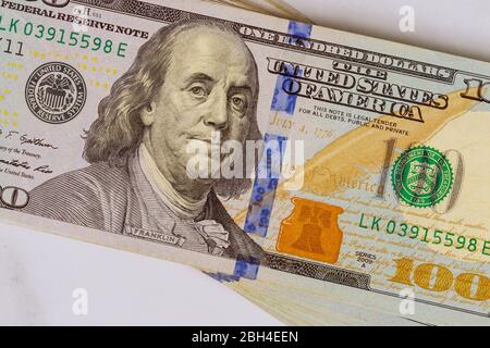 Dollar amerikanische Rechnungen in Bargeld Bündel auf einem weißen Hintergrund Stockfoto