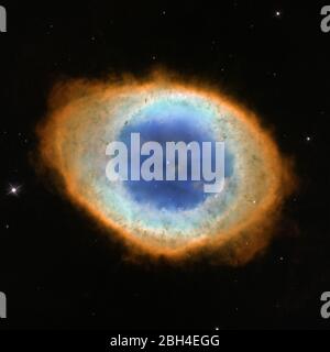 Washington, Usa. April 2020. Dieses Bild zeigt die dramatische Form und Farbe des Ringnebels, auch Messier 57 genannt. Aus Sicht der Erde sieht der Nebel aus wie eine einfache elliptische Form mit einer zottigen Grenze. Beobachtungen, die vorhandene bodenbasierte Daten mit neuen Daten des NASA/ESA Hubble Space Telescope kombinieren, zeigen jedoch, dass der Nebel wie ein verzerrter Donut geformt ist. Stockfoto