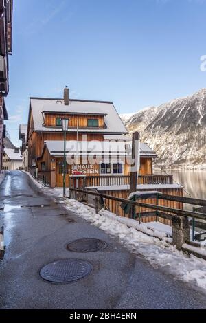 6. Feb 2020 - Hallstatt, Österreich: Heimisches Holzhütten-Hotel Haus Sastein am Hallstätter See im Winter Stockfoto