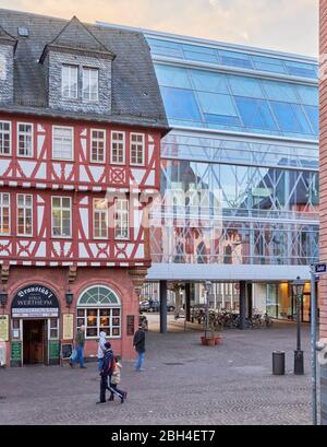 Frankfurt am Main, Febr. 15 2020: Die Architektur in der rekonstruierten Frankfurter Altstadt verbindet Moderne und Geschichte Stockfoto