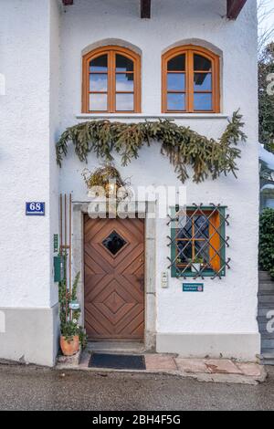 6. Feb 2020 - Hallstatt, Österreich: Fassade des Wohnsitzes auf Nr. 68 Straße von Hallstatt Dorf Stockfoto