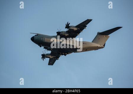 23.04.20. Coronavirus Pandemie, Bristol. Eines der zahlreichen Militärflugzeuge der Royal Air Force Airbus A400 landet am Flughafen Bristol als United K Stockfoto