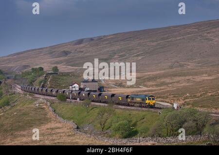 Freightliner 66 Lok 66525 vorbei an Blea Moor (nördlich von Ribblehead) mit einem anglo Scottish Merry fahren um Kohle Zug Stockfoto