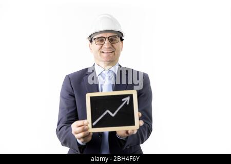 Zufrieden überzuversichtlich schöner Konstrukteur hält Aufwärtstrend-Diagramm lächelnd Stockfoto