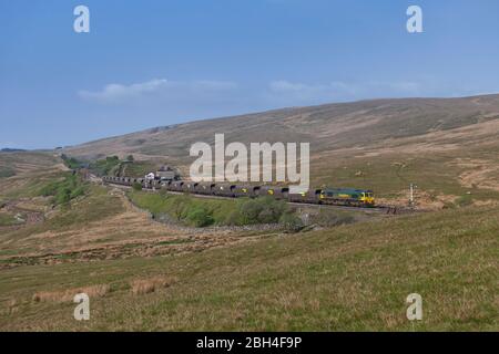 Freightliner 66 Lok 66525 vorbei an Blea Moor (nördlich von Ribblehead) mit einem anglo Scottish Merry fahren um Kohle Zug Stockfoto