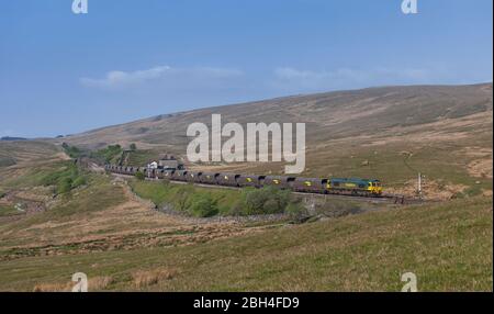 Freightliner 66 Lok 66525 vorbei an Blea Moor (nördlich von Ribblehead) mit einem anglo Scottish Merry fahren um Kohle Zug Stockfoto