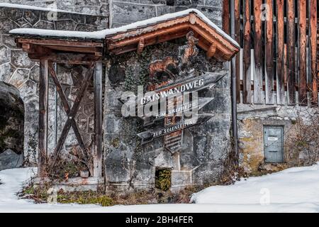 6. Feb 2020 - Hallstatt, Österreich: Holzführer mit Schneedecke in Hallstatt im Winter Stockfoto