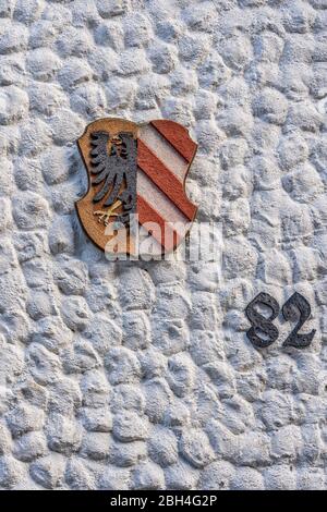 6. Feb 2020 - Hallstatt, Österreich: Wappen des österreichischen Dorfes Hallstatt an der Wand Stockfoto