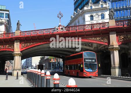 Das Holborn Viaduct über Farringdon Road, sehr ruhig in der Coronavirus Pandemie gesperrt, in London, Großbritannien Stockfoto