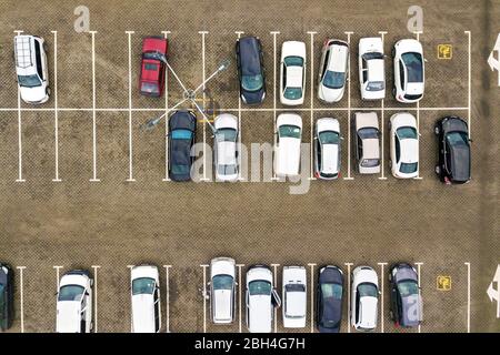 Luftaufnahmen von vielen Autos auf einem Parkplatz im Supermarkt oder auf dem Markt für Autohändler. Stockfoto