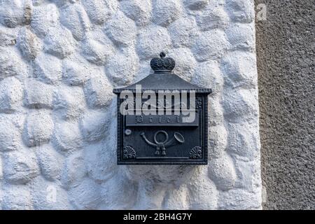 6. Feb 2020 - Hallstatt, Österreich: Briefkasten auf der Straße des Dorfes Hallstatt Stockfoto