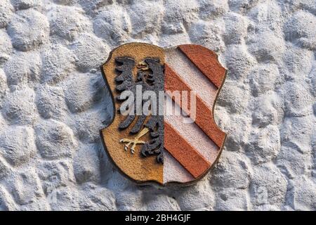 6. Feb 2020 - Hallstatt, Österreich: Wappen des österreichischen Dorfes Hallstatt an der Wand Stockfoto