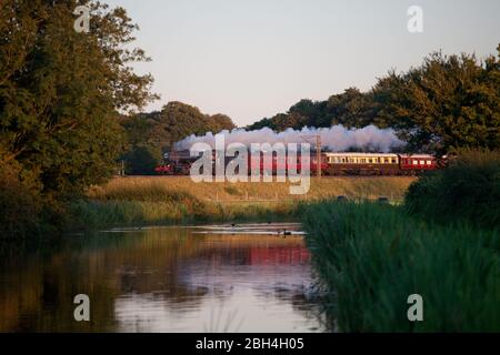 8F Dampflokomotive 48151 spiegelt sich im Kanal bei Catterall an der Westküste Mainline mit einer Westküste Eisenbahn fellsman Dampf Charter Stockfoto