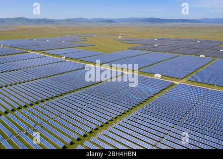 Luftaufnahme über der California Valley Solar Ranch auf der Carrizo Plain in San Luis Obispo County eine große PV-Anlage Stockfoto
