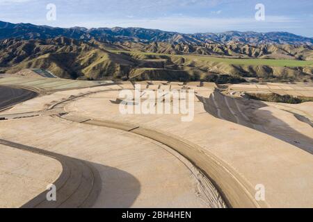 Luftaufnahme über einer weitläufigen neuen Unterteilung, die im Bau ist, auf der Stevenson Ranch, Santa Clarita, Kalifornien Stockfoto