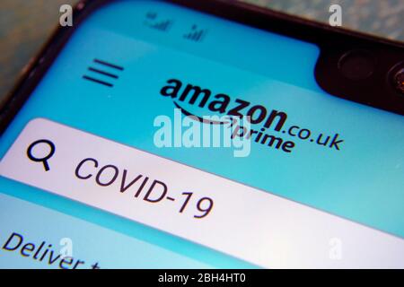 Stone / Großbritannien - 5. April 2020: Amazon App Suche mit 'COVID-19' Wort eingegeben. Makrofoto mit selektivem Fokus. Stockfoto