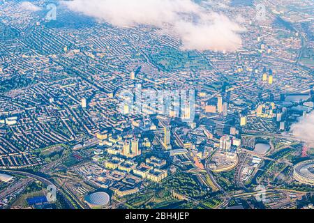 Luftaufnahme aus der Vogelperspektive über der Stadt Stratford in London in Großbritannien mit Reihenhäusern und dem Himmel über der Stadt Stockfoto