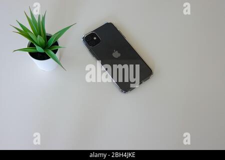 Orlando,FL/USA-4/1/20: Ein Apple iPhone 11 Smartphone auf weißem Hintergrund. Stockfoto