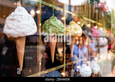 Anzeige von bunten Dessert Eis-Zapfen mit verschiedenen Farben bunten Objekten hängenden Blick durch Fenster mit abstraktem Hintergrund Stockfoto