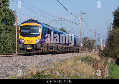 Erster Kelios TransPennine Express Siemens Desiro Dieselzug der Baureihe 185 185123 auf der elektrifizierten Westküstenlinie in Lancashire Stockfoto