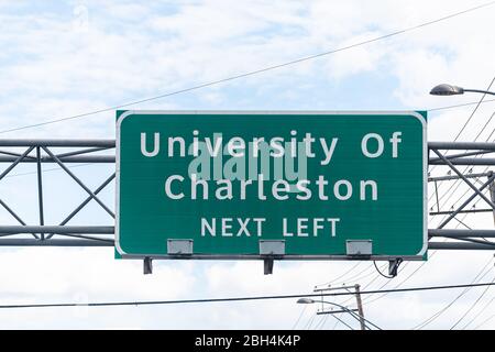 Charleston, USA University Eingang Richtung Schild in West Virginia Hauptstadt Stadtzentrum für Bildung isoliert auf Autobahn gegen Himmel Stockfoto