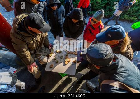 Die Einheimischen spielen brettspiel in der Versammlung an der Ghost Korridor in den Tempel des Himmels, Peking, Volksrepublik China, Asien Stockfoto