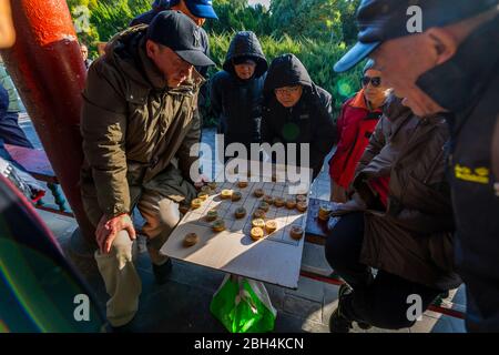 Die Einheimischen spielen brettspiel in der Versammlung an der Ghost Korridor in den Tempel des Himmels, Peking, Volksrepublik China, Asien Stockfoto