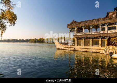 Blick auf das Marmorboot auf dem Kunming See in Yihe Yuan, dem Sommerpalast, Peking, Volksrepublik China, Asien Stockfoto